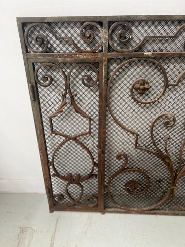 Grille en fer forgé martelé XX siècle