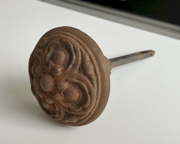 Gros bouton de porte ancien en fer forge rosace diametre 70 mm