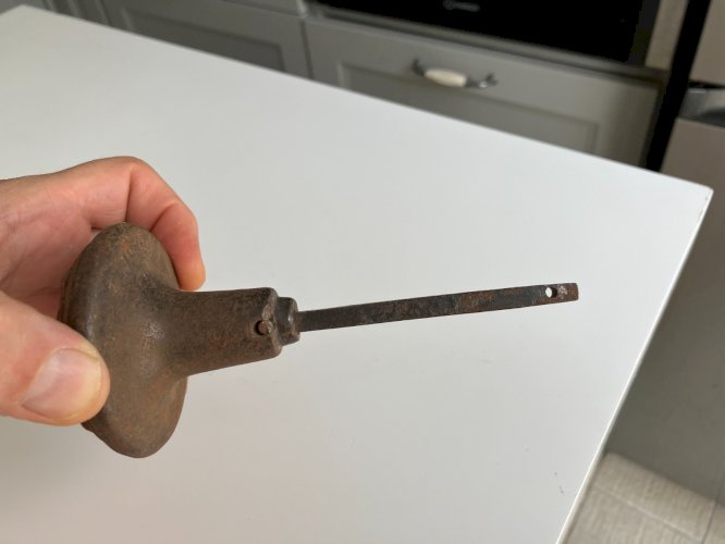 Gros bouton de porte ancien en fer forge rosace diametre 70 mm