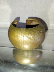 gros bracelet en bronze africain cisele dit desclavage  en bon etat