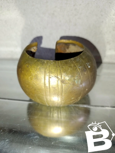 gros bracelet en bronze africain cisele dit desclavage  en bon etat