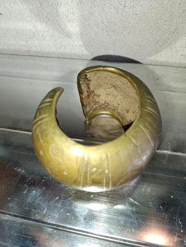 gros bracelet en bronze africain cisele dit desclavage  en bon etat