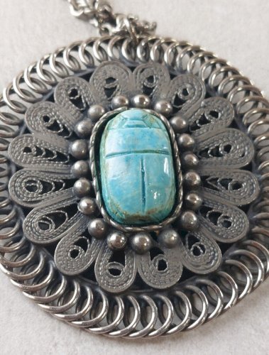 Gros collier + pendentif, scarabée d'Egypte, en métal argenté