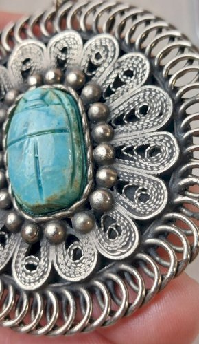 Gros collier + pendentif, scarabée d'Egypte, en métal argenté
