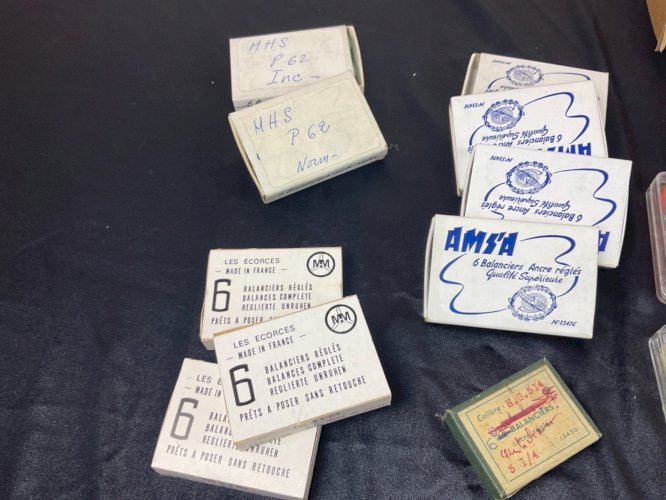 gros lot de pièces de montres, de balancier : toute marque oméga , lip ,... ...