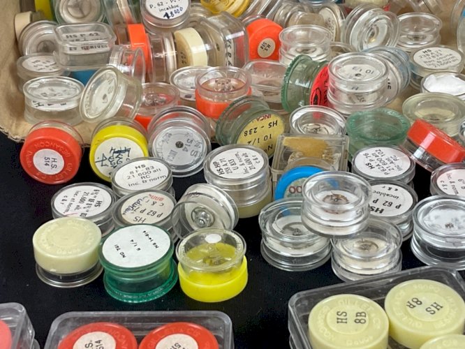 gros lot de pièces de montres, de balancier : toute marque oméga , lip ,... ...