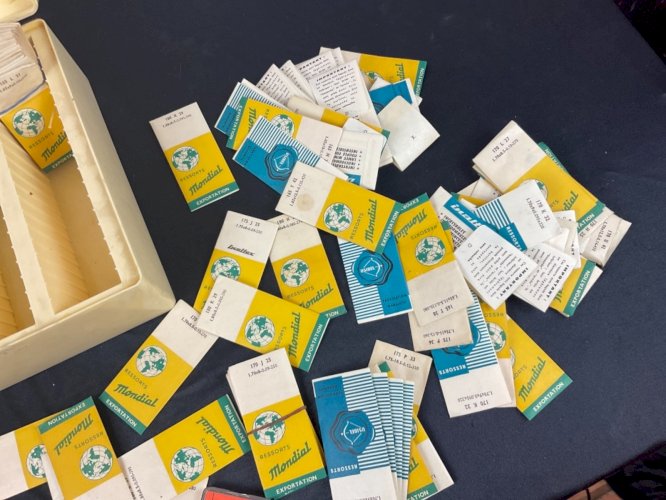 gros lot de pièces de montres, de ressort  : toute marque oméga , lip ,...