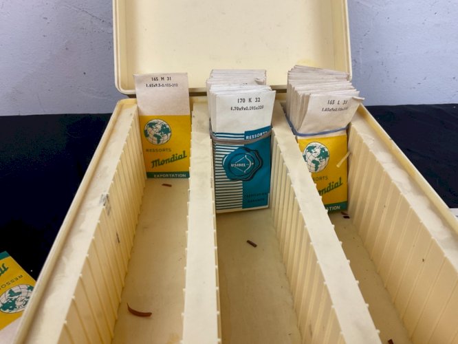 gros lot de pièces de montres, de ressort  : toute marque oméga , lip ,...