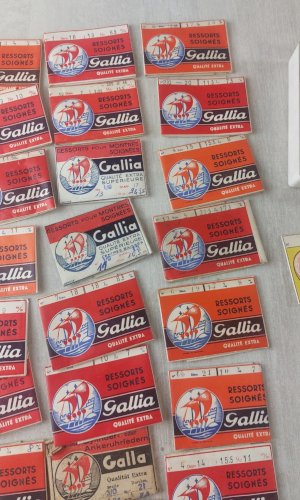 Gros lot de ressorts pour montres, Gallia, Tena Frères, Mondial, RG, Le paon