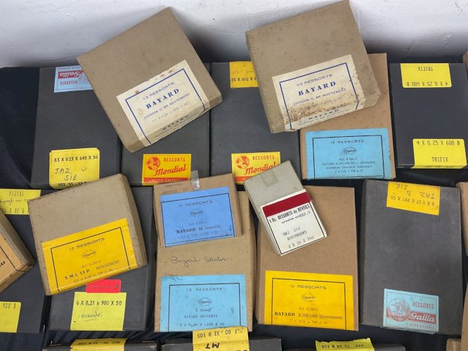 Gros lot horloger -ressorts de réveil Pendules Horlogerie Pieces Détachées