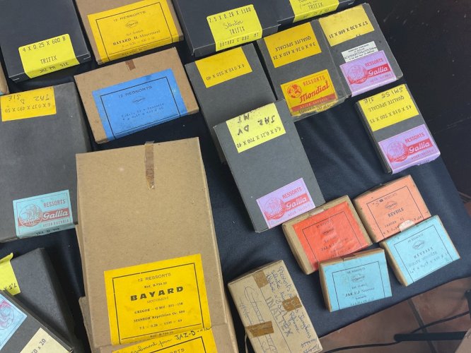 Gros lot horloger -ressorts de réveil Pendules Horlogerie Pieces Détachées