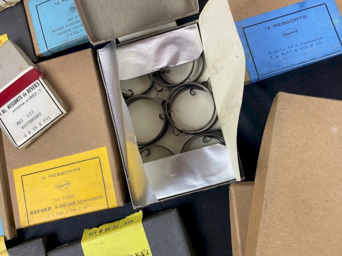 Gros lot horloger -ressorts de réveil Pendules Horlogerie Pieces Détachées