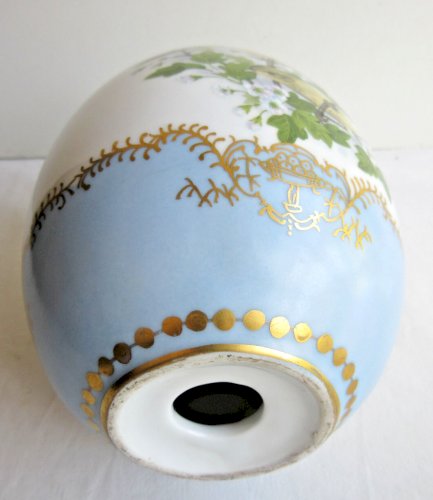 Gros oeuf Art Déco  en porcelaine peint d'oiseaux et de fleurs, 17 cm