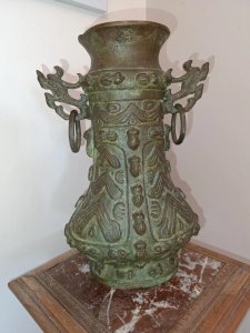 gros vase ancien chinois en bronze cisele à decor geometrique et dinsectes en bon etat