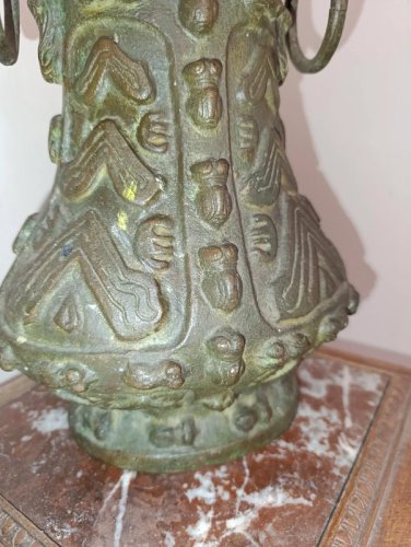 gros vase ancien chinois en bronze cisele à decor geometrique et dinsectes en bon etat