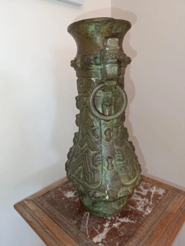 gros vase ancien chinois en bronze cisele à decor geometrique et dinsectes en bon etat
