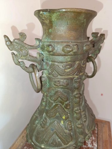 gros vase ancien chinois en bronze cisele à decor geometrique et dinsectes en bon etat