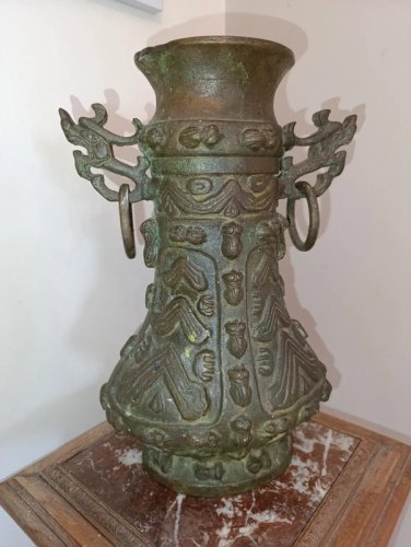 gros vase ancien chinois en bronze cisele à decor geometrique et dinsectes en bon etat