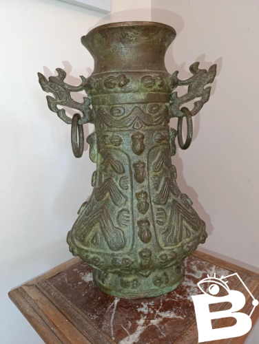 gros vase ancien chinois en bronze cisele à decor geometrique et dinsectes en bon etat