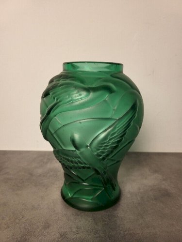 GROS VASE ART DECO EN VERRE VERT DECOR D'OISEAUX