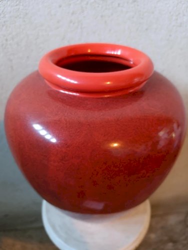gros vase moderne rouge origine inconnu en bon etat
