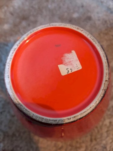 gros vase moderne rouge origine inconnu en bon etat