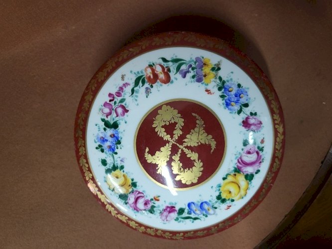 GROSSE BOITE A BONBONS EN PORCELAINE CAMBET LYON DECOR A LA MAIN