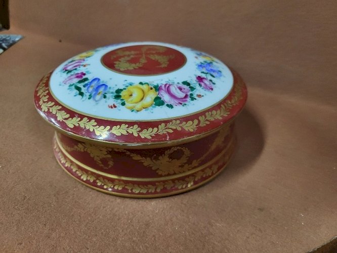 GROSSE BOITE A BONBONS EN PORCELAINE CAMBET LYON DECOR A LA MAIN