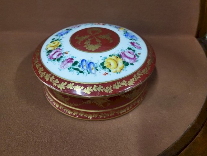 GROSSE BOITE A BONBONS EN PORCELAINE CAMBET LYON DECOR A LA MAIN