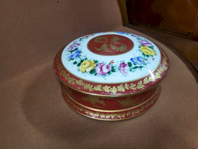 GROSSE BOITE A BONBONS EN PORCELAINE CAMBET LYON DECOR A LA MAIN