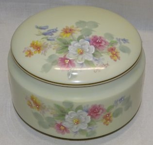 - GROSSE BOITE BONBONNIERE PORCELAINE LIMOGES REHAUTS EMAIL signée G HERVE    D