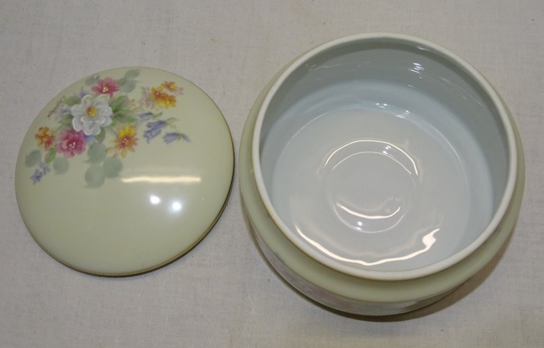 - GROSSE BOITE BONBONNIERE PORCELAINE LIMOGES REHAUTS EMAIL signée G HERVE    D