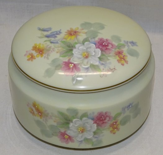 - GROSSE BOITE BONBONNIERE PORCELAINE LIMOGES REHAUTS EMAIL signée G HERVE    D