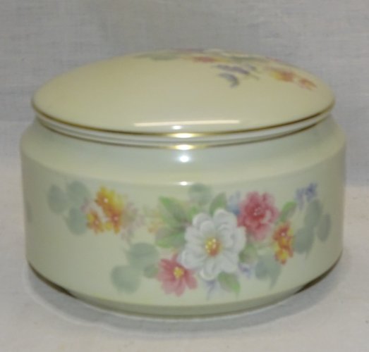 - GROSSE BOITE BONBONNIERE PORCELAINE LIMOGES REHAUTS EMAIL signée G HERVE    D