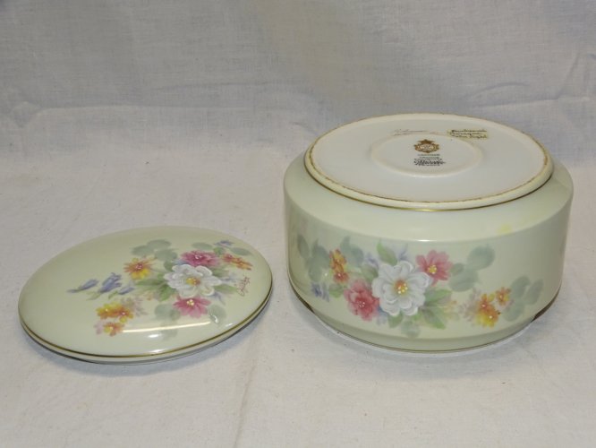 - GROSSE BOITE BONBONNIERE PORCELAINE LIMOGES REHAUTS EMAIL signée G HERVE    D