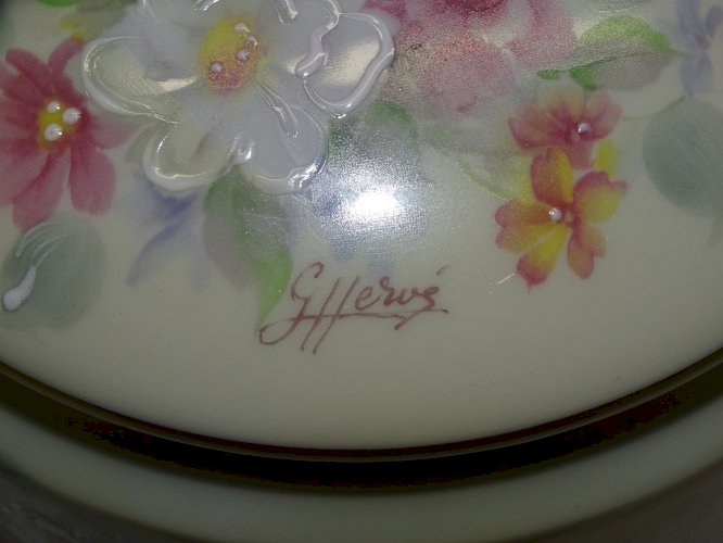 - GROSSE BOITE BONBONNIERE PORCELAINE LIMOGES REHAUTS EMAIL signée G HERVE    D