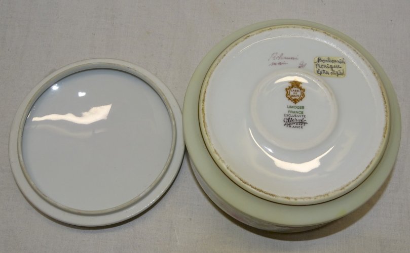 - GROSSE BOITE BONBONNIERE PORCELAINE LIMOGES REHAUTS EMAIL signée G HERVE    D