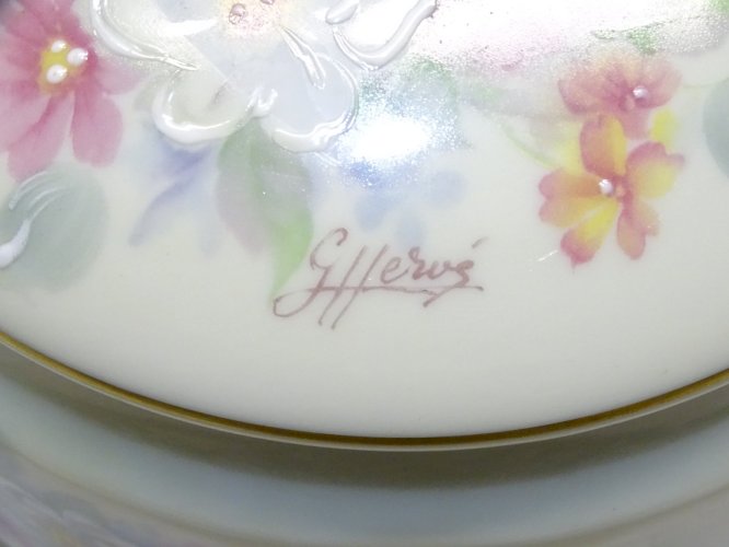 - GROSSE BOITE BONBONNIERE PORCELAINE LIMOGES REHAUTS EMAIL signée G HERVE    D