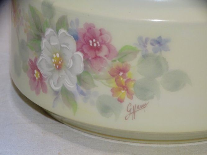 - GROSSE BOITE BONBONNIERE PORCELAINE LIMOGES REHAUTS EMAIL signée G HERVE    D