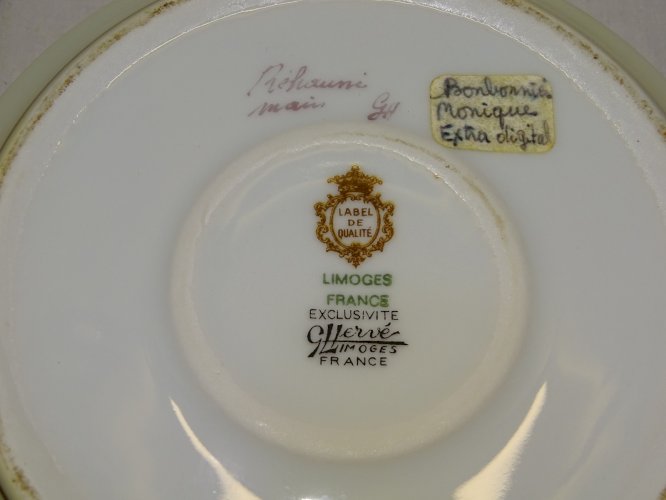 - GROSSE BOITE BONBONNIERE PORCELAINE LIMOGES REHAUTS EMAIL signée G HERVE    D