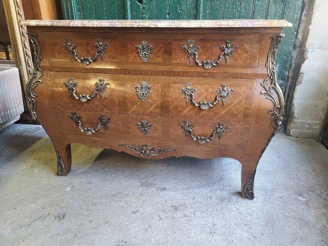 GROSSE COMMODE TOMBEAU LOUIS XV MARQUETERIE ET BRONZE PLATEAU MARBRE