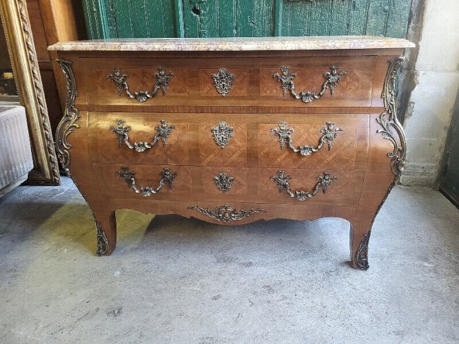GROSSE COMMODE TOMBEAU LOUIS XV MARQUETERIE ET BRONZE PLATEAU MARBRE