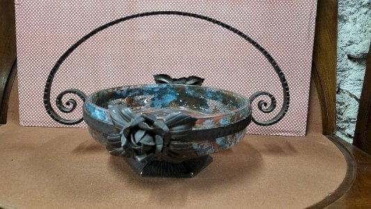 GROSSE COUPE CENTRE DE TABLE EN PATE DE VERRE ET FER FORGE ART DECO