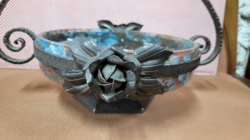 GROSSE COUPE CENTRE DE TABLE EN PATE DE VERRE ET FER FORGE ART DECO