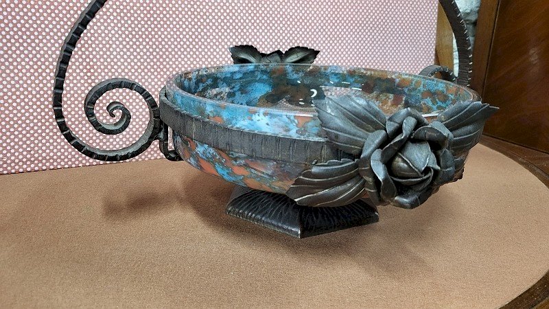 GROSSE COUPE CENTRE DE TABLE EN PATE DE VERRE ET FER FORGE ART DECO