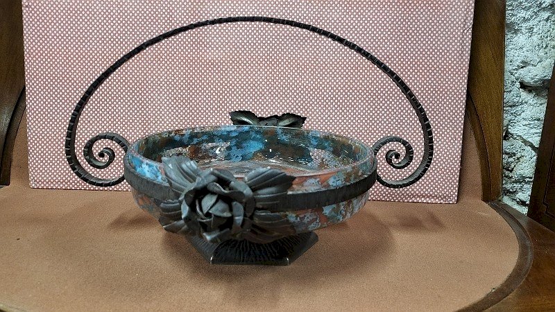 GROSSE COUPE CENTRE DE TABLE EN PATE DE VERRE ET FER FORGE ART DECO