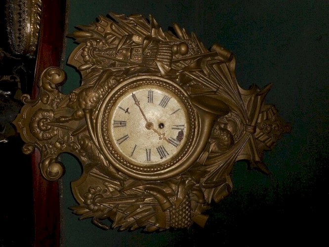GROSSE HORLOGE EN FONTE DECOR DE CHASSE ET PECHE