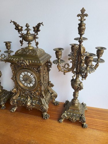 GROSSE HORLOGE PENDULE AVEC 2 CHANDELIERS EN BRONZE N° 7