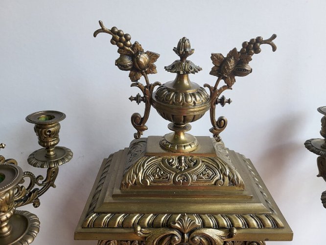 GROSSE HORLOGE PENDULE AVEC 2 CHANDELIERS EN BRONZE N° 7