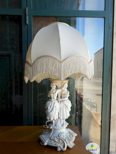 GROSSE LAMPE EN BISCUIT AVEC SON ABAT JOUR